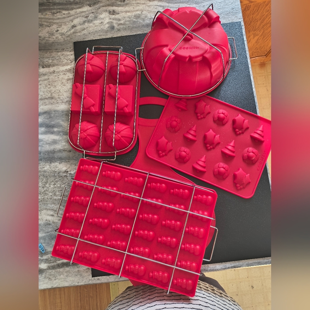 Holiday Silicone Bakeware Set With Racks - Picture 6 of 16